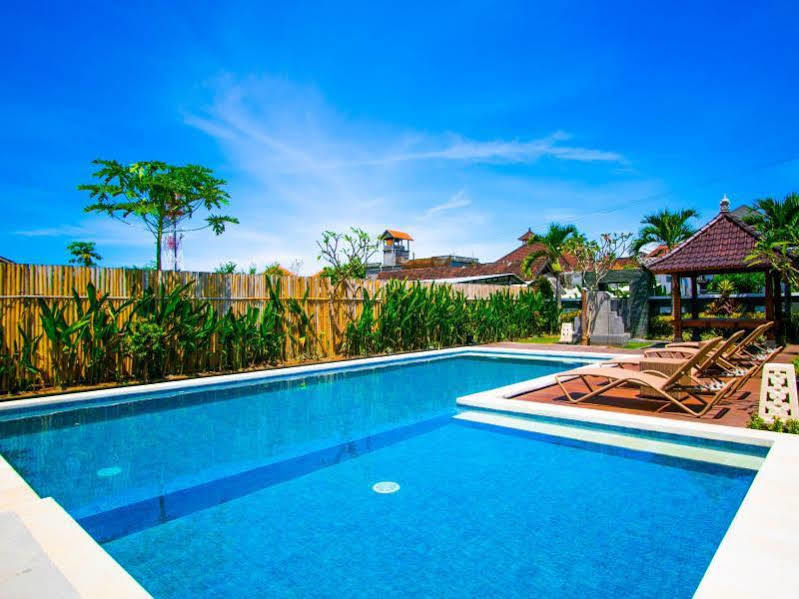 Sri Kandi Inn Kuta Selatan Bagian luar foto